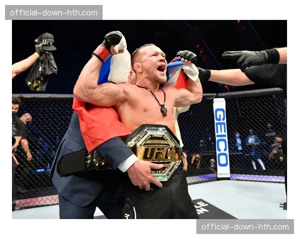 前UFC冠军梅拉布·德瓦利什维利鼻子骨折,拒绝手术治疗选择自然恢复 前UFC冠军梅拉布·德瓦利什维利鼻子骨折,拒绝手术治疗选择自然恢复